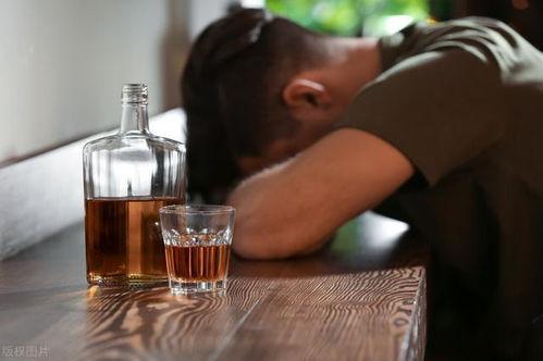 兄弟 喝两杯酒,举杯共话人生